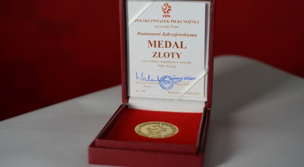 Damian Jędrzejewski pośmiertnie odznaczony złotym medalem za wybitne osiągnięcia w rozwoju piłki nożnej