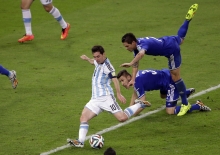 Debiutant ograny, Argentyna zwycięża w świątyni futbolu
