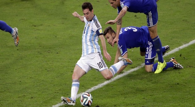 Debiutant ograny, Argentyna zwycięża w świątyni futbolu