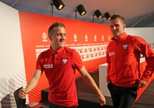 Milik and “Zielek” playing rock-paper-scissors and ... speaking firmly with one voice