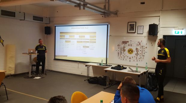 Uczestnicy kursu UEFA Elite Youth A 2017 na sesji wyjazdowej w Dortmundzie