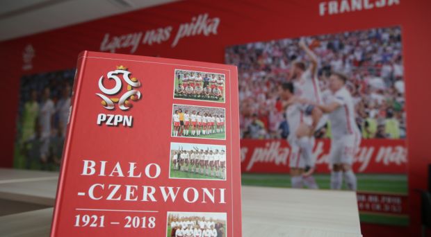 „BIAŁO-CZERWONI” – obowiązkowa pozycja dla kibiców reprezentacji Polski