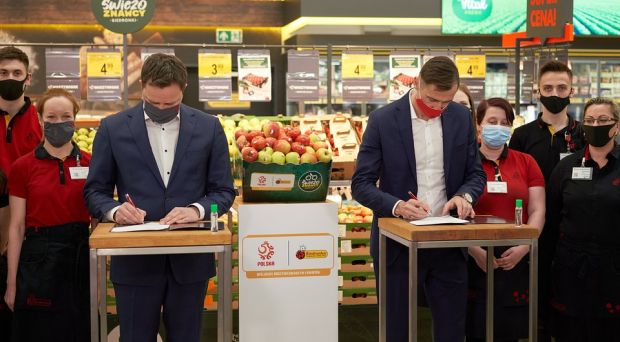 Biedronka dostarczy warzywa i owoce reprezentacji Polski